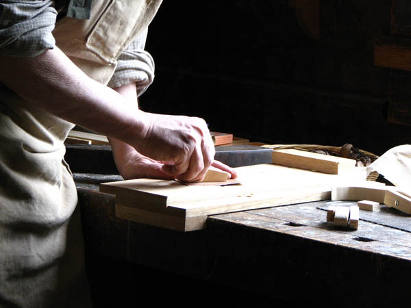 Nacemos de la influencia y formación  heredada en el sector de la <strong>carpintería de madera y ebanistería  en Lozoya.</strong>